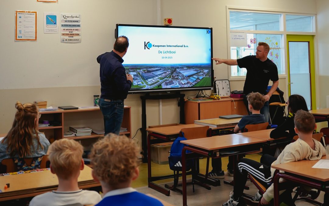 Volle aandacht tijdens de gastles in de klas!