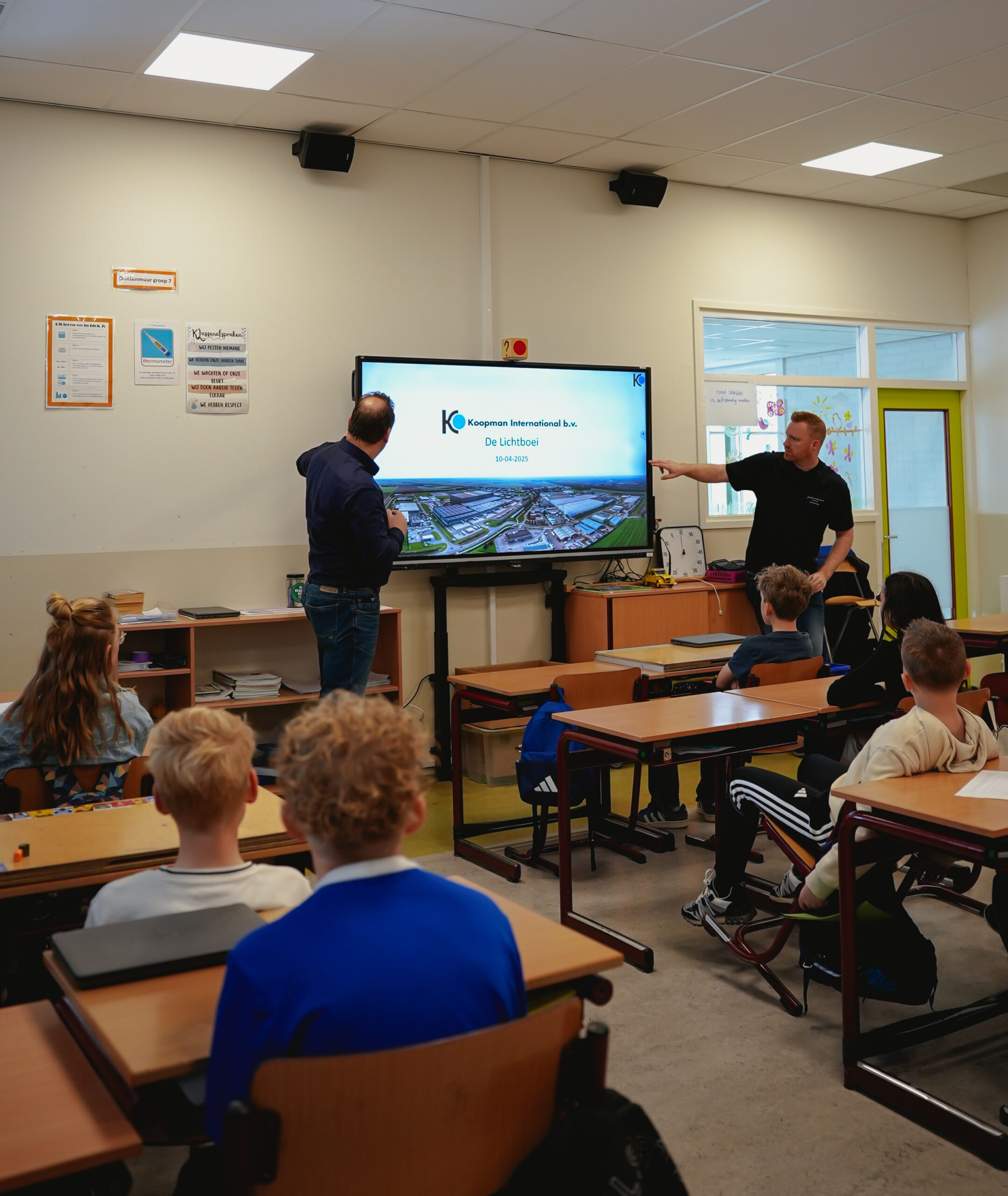 Volle aandacht tijdens de gastles in de klas!